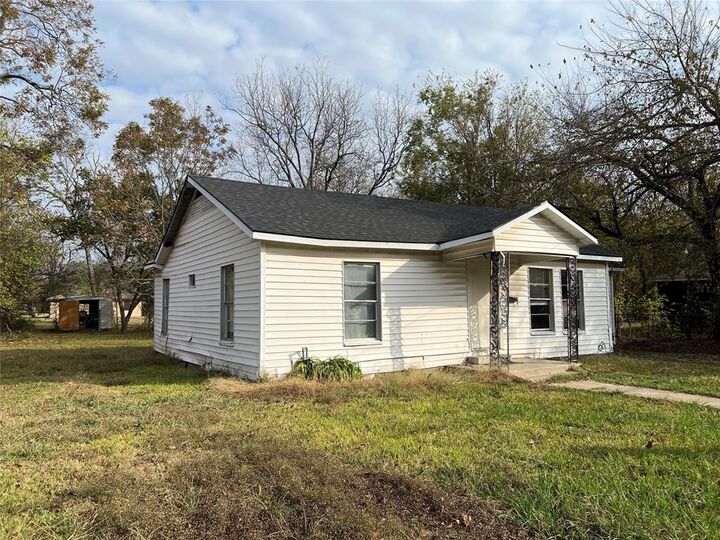 Property Photo:  457 E James Street  TX 75169 