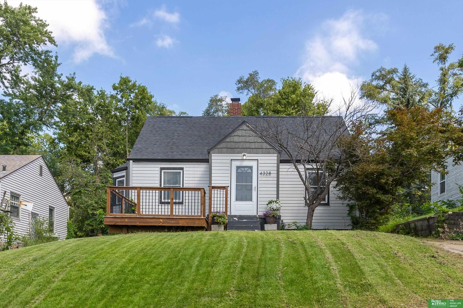 Property Photo: 4328 Larimore Avenue NE 68111