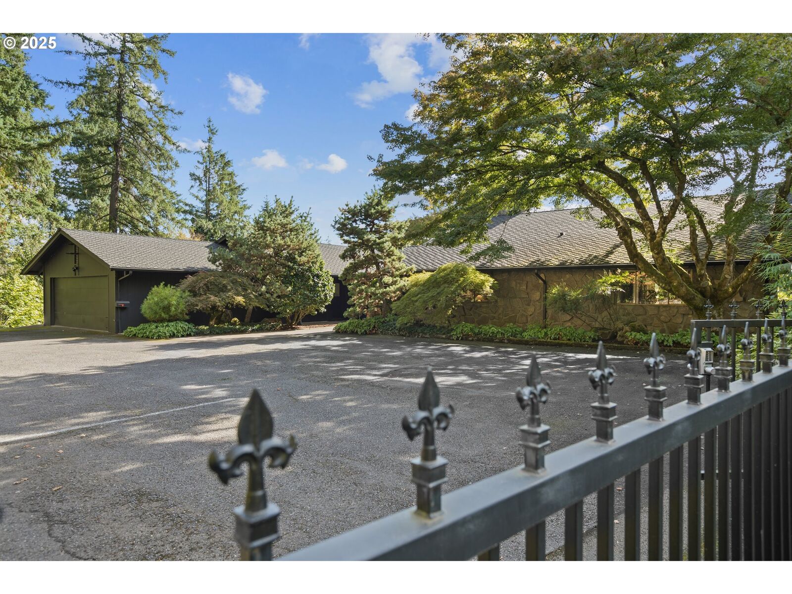 Property Photo:  3450 SW 44th Ave  OR 97221 