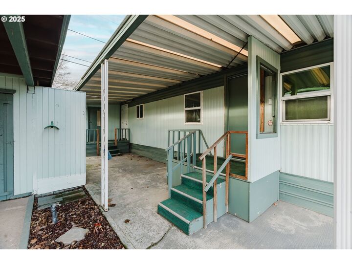 Property Photo: 4882 NE Lancaster Dr 7 OR 97305