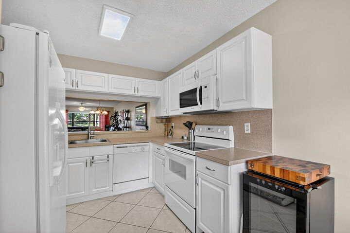 Property Photo:  4745 Lucerne Lakes Boulevard 103  FL 33467 