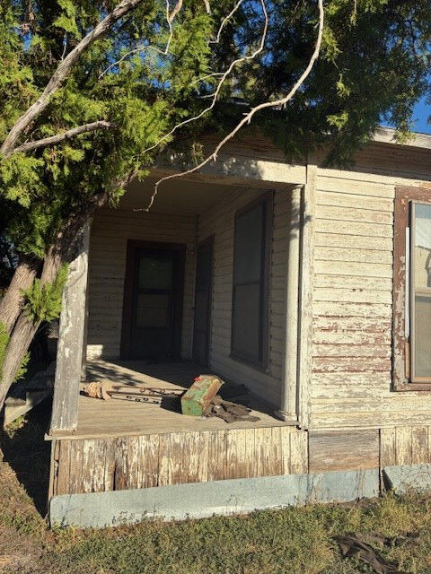 Property Photo: 2002 N Oakes Street TX 76903