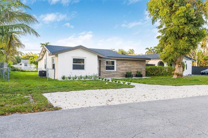 Property Photo:  216 NE 160th St  FL 33162 