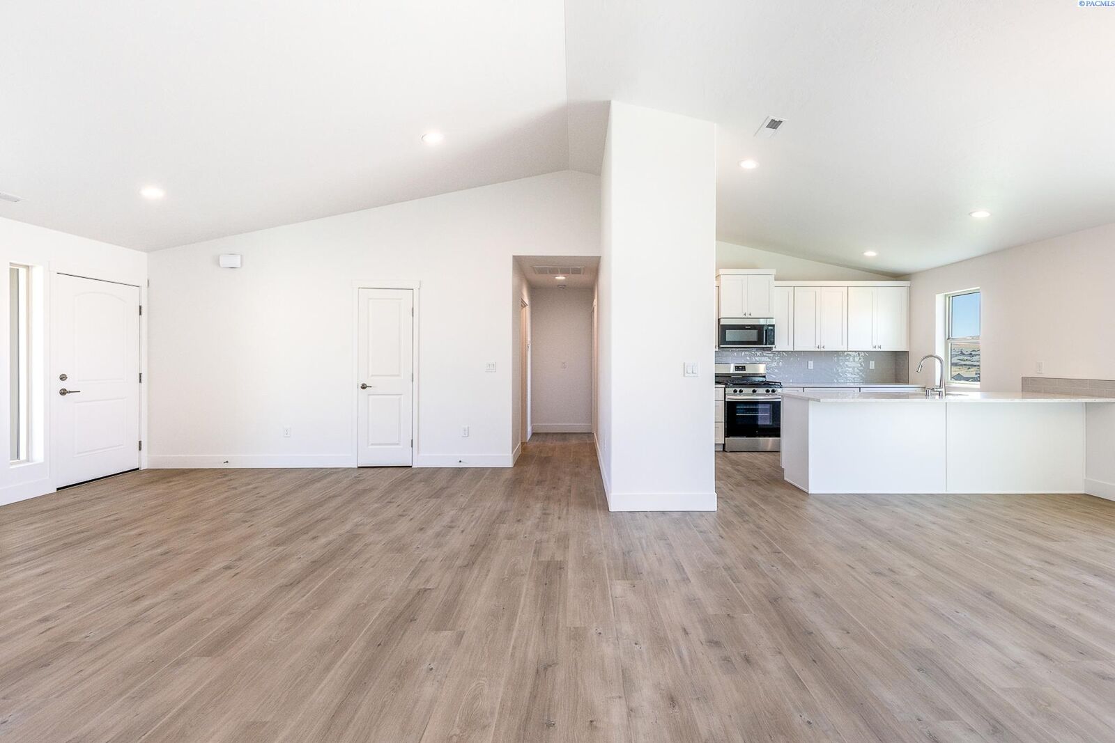 Property Photo: 2880 S Osborne St WA 99338