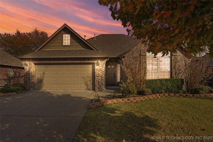 Property Photo:  1809 W Woodbury Street  OK 74012 