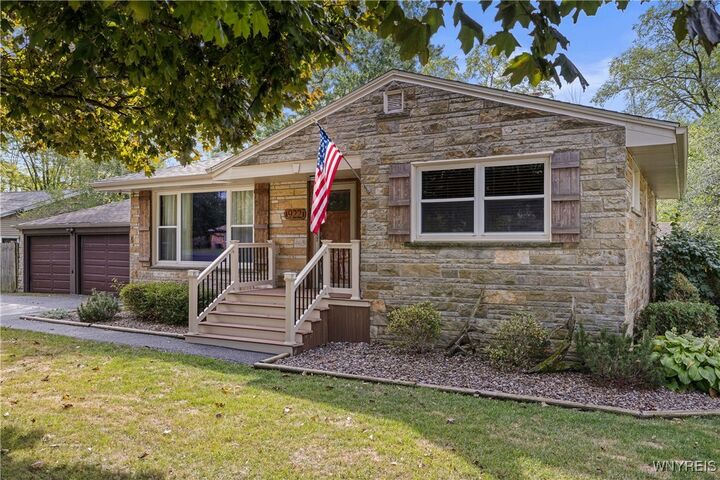 Property Photo:  922 N Hewitt Drive  NY 14092 