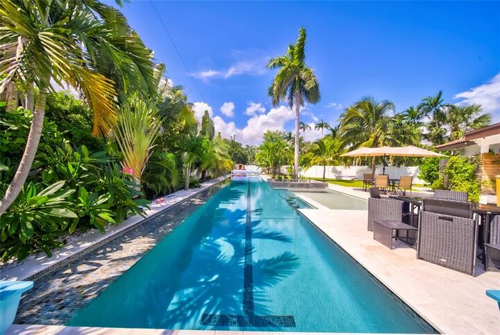 Property Photo:  250 NE 27th Ct  FL 33431 