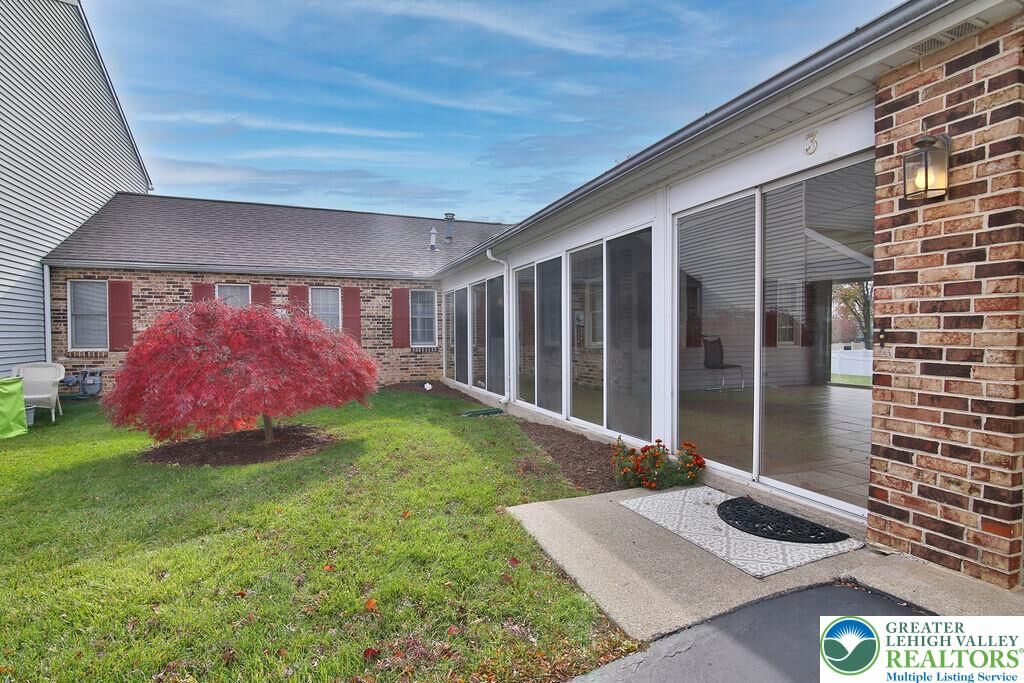 Property Photo:  3 Fort Lee Court  PA 18040 