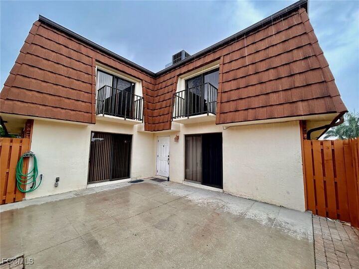 Property Photo:  1408 Park Shore Circle 4  FL 33901 