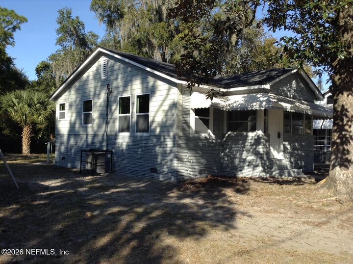 Property Photo:  557 Chestnut Drive  FL 32208 