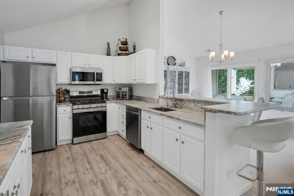 Property Photo:  8 Caleb Court 904  NJ 07419 