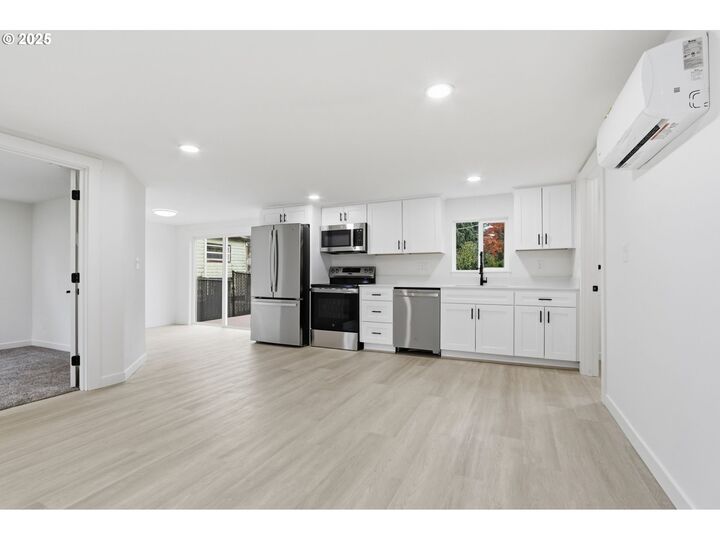 Property Photo:  161 NW Freeman Ave  OR 97124 