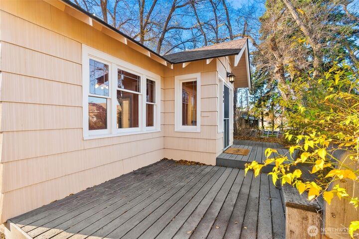 Property Photo:  708 E Capitol Avenue  WA 98926 