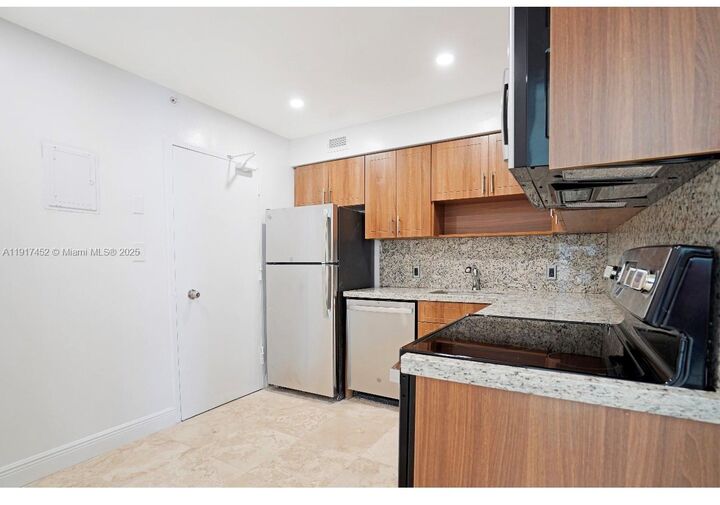 Property Photo: 5101 Collins Ave 14J FL 33140