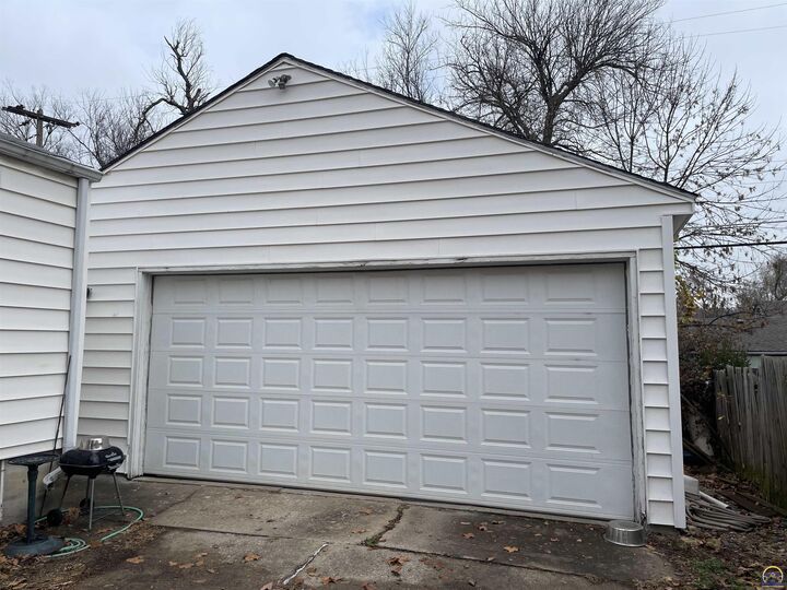 Property Photo:  1906 SE Illinois Ave  KS 66607 