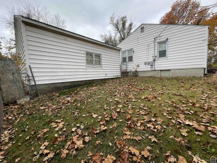 Property Photo:  1906 SE Illinois Ave  KS 66607 