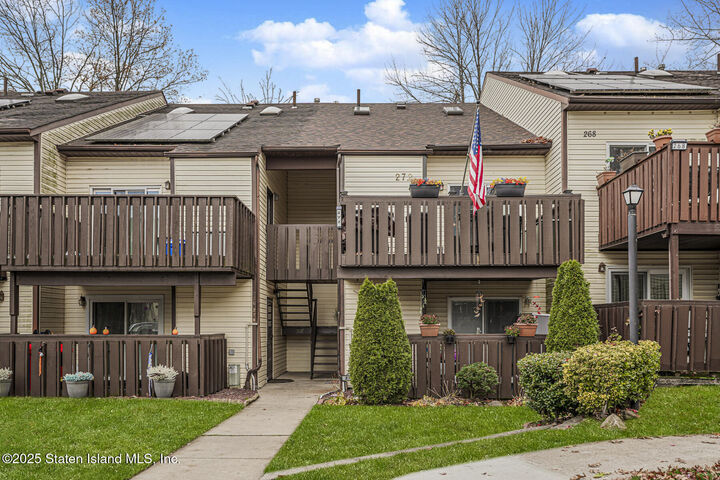 Property Photo:  272 Timber Ridge Drive  NY 10306 