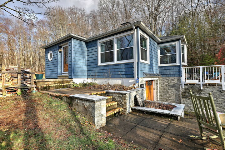 Property Photo:  61 Moss Avenue  CT 06483 