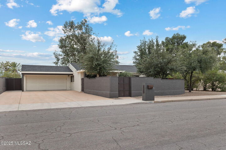 5658 E Linden Street  Tucson AZ 85712 photo