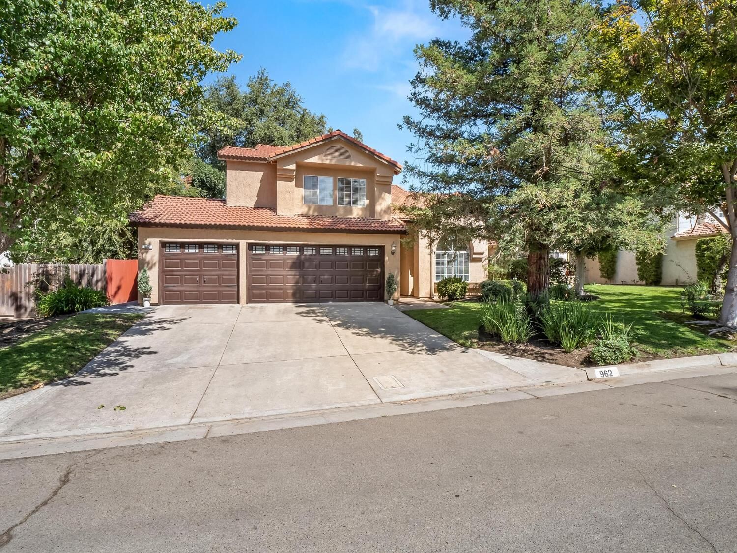 Property Photo:  962 E Buckhill Road  CA 93720 