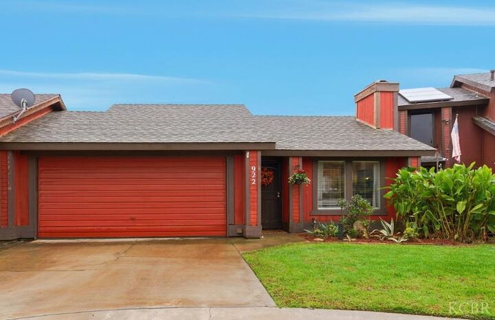 Property Photo:  922 E Oakridge Avenue  CA 93292 