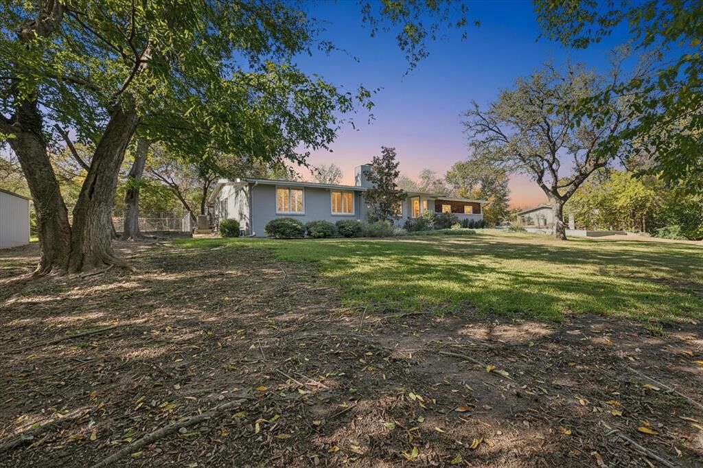 Property Photo:  204 Vanshire Road E  TX 76108 