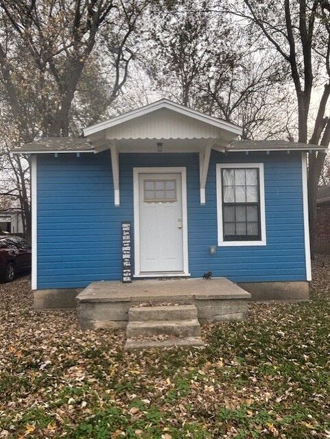 201 E Cleveland Street  Prairie Grove AR 72753 photo