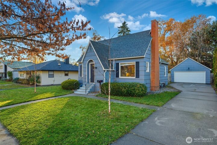 Property Photo: 105 N Bellevue Avenue WA 99362