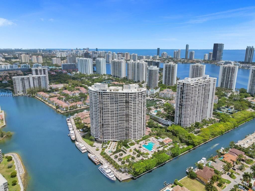 Property Photo:  1000 W Island Blvd 602  FL 33160 