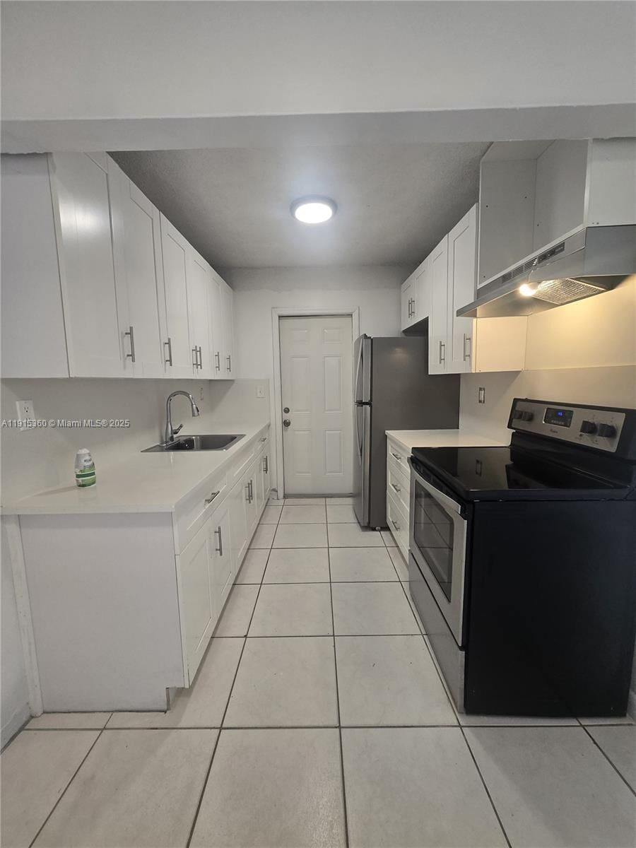 Property Photo: 1400 N 17th Ave 1 FL 33020