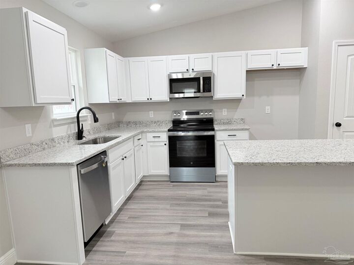 Property Photo: 7234 Par Ln FL 32570