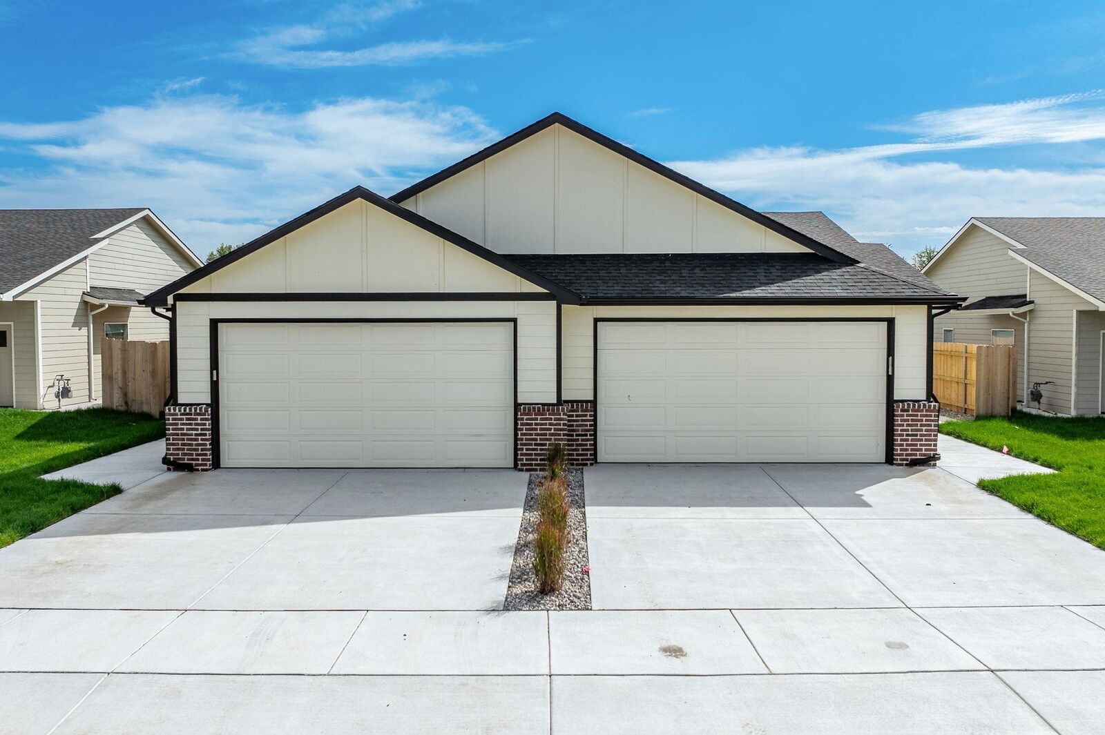 Property Photo:  437 E Briarbrook Ln  KS 67147-1127 