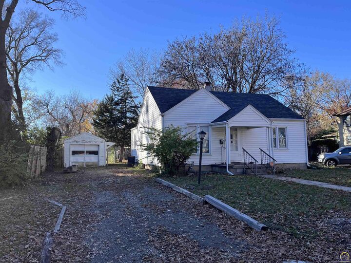 Property Photo:  1621 SW Wayne Ave  KS 66604 