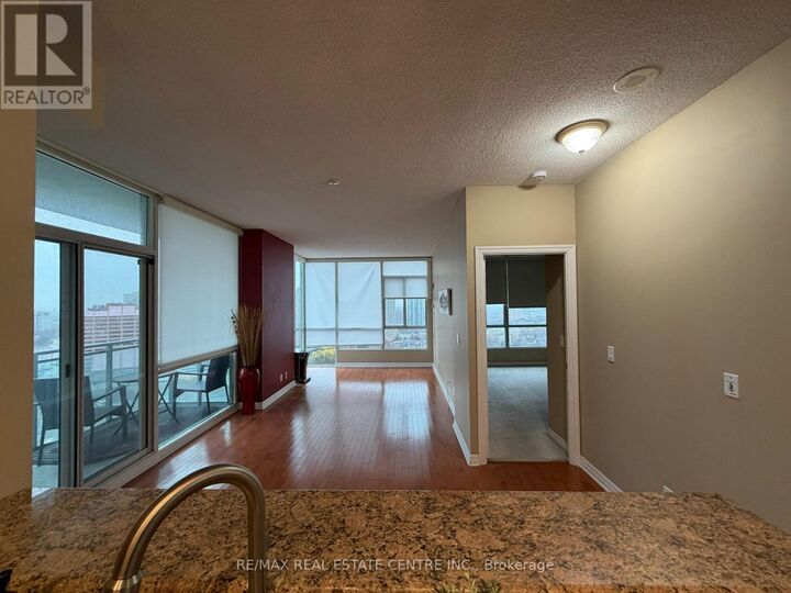 Property Photo:  220 Burnhamthorpe Road West 1902  ON L5B 3Y5 