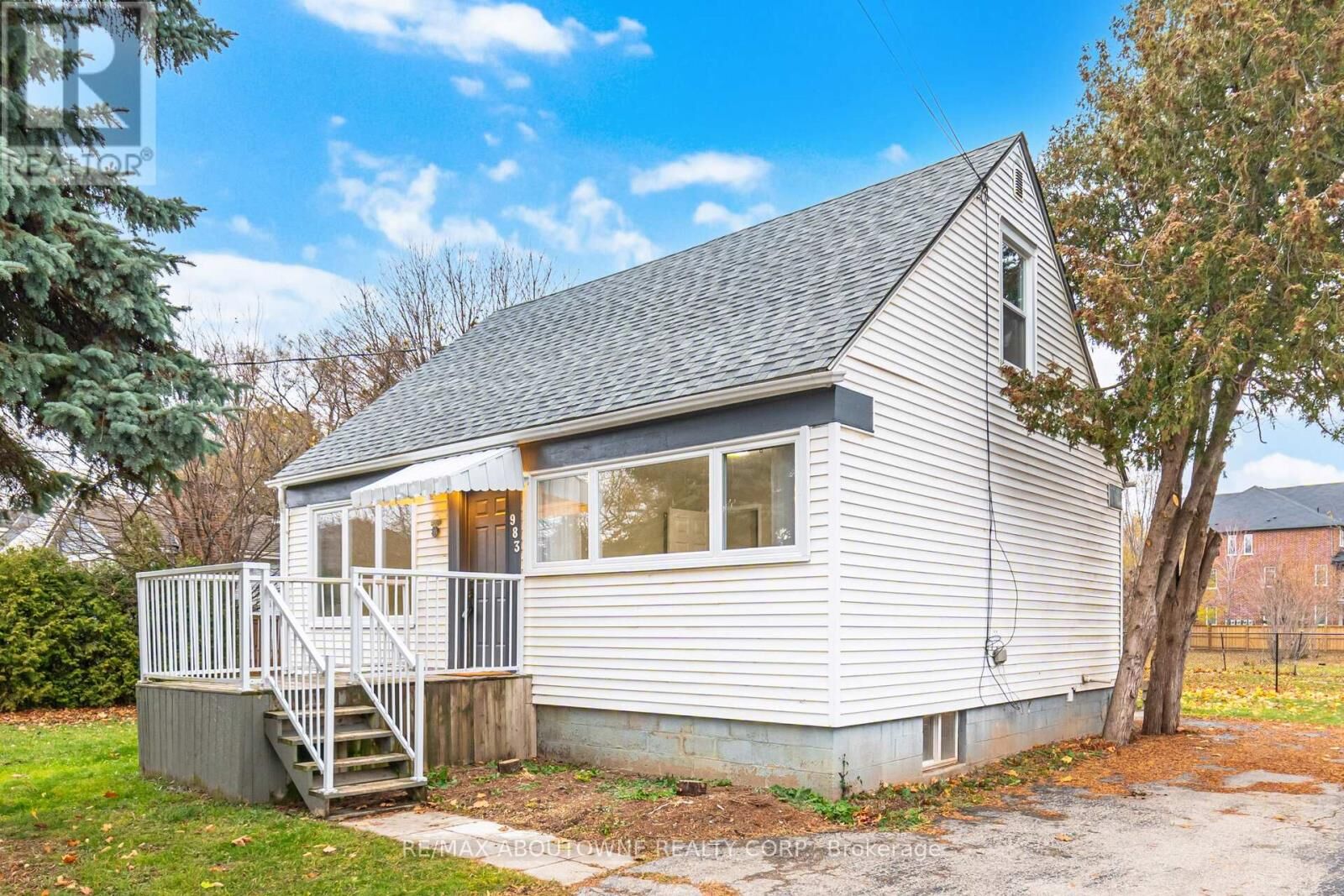 Property Photo:  983 Cleta Street  ON L7R 3W9 