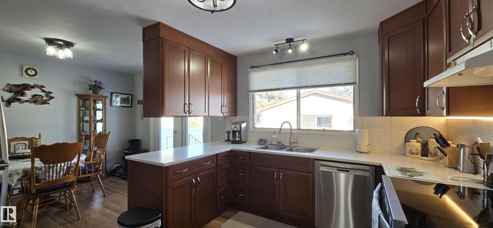 Photo de la propriété:  5306 48 Avenue  AB T9C 1N1 