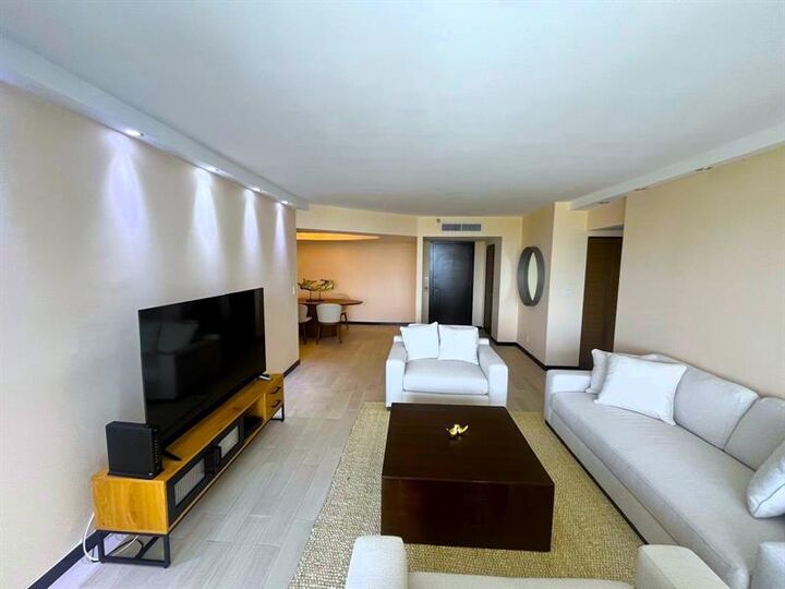 Property Photo:  19707 Turnberry Way 8L  FL 33180 