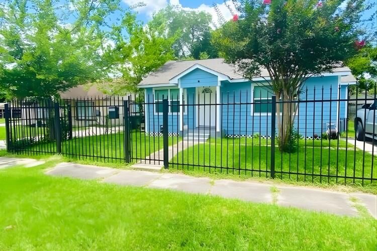 Property Photo: 5107 Farmer Street TX 77020