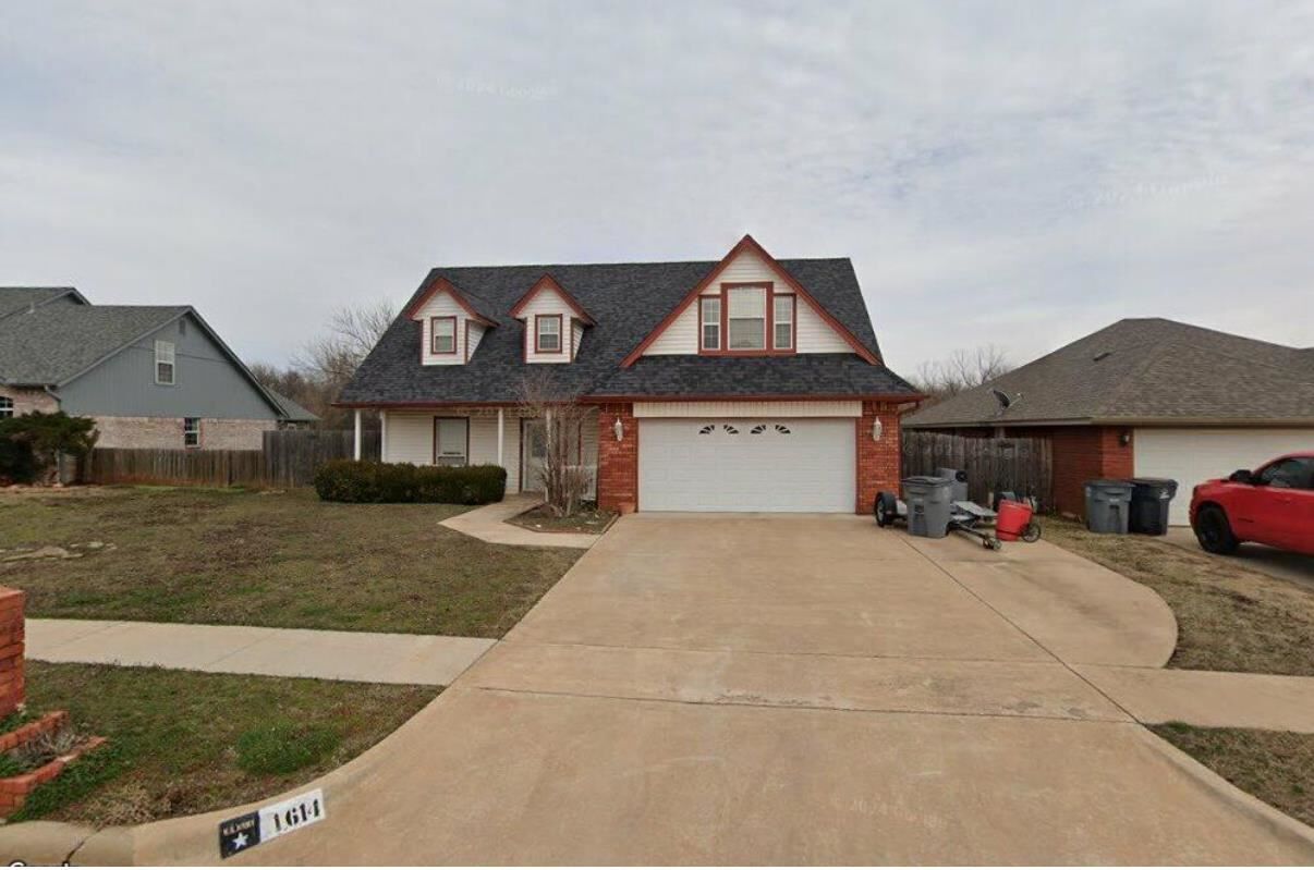 Property Photo:  1614 SE Pinewood Dr  OK 73501 