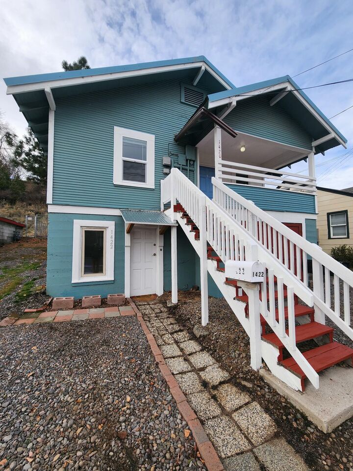 Property Photo:  1420 Oregon Avenue  OR 97601 