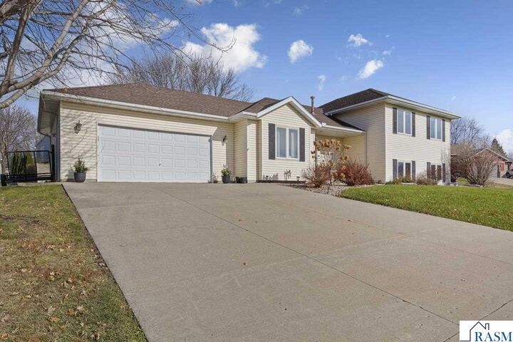 Property Photo:  405 Thomas Drive  MN 56024 