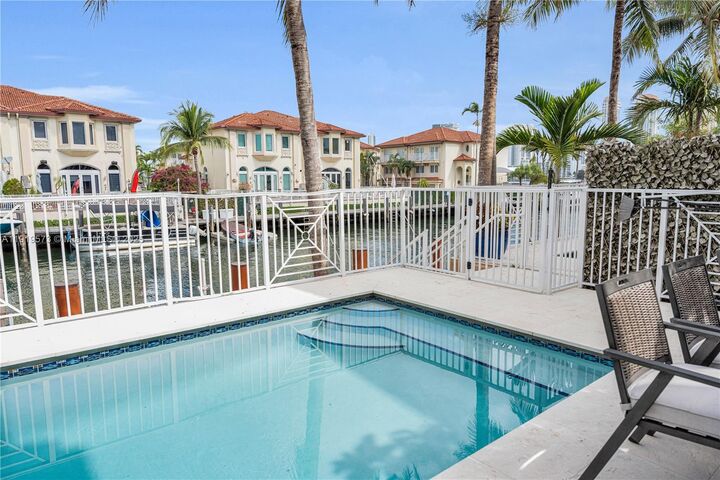 Property Photo:  3907 NE 170th St 3907  FL 33160 