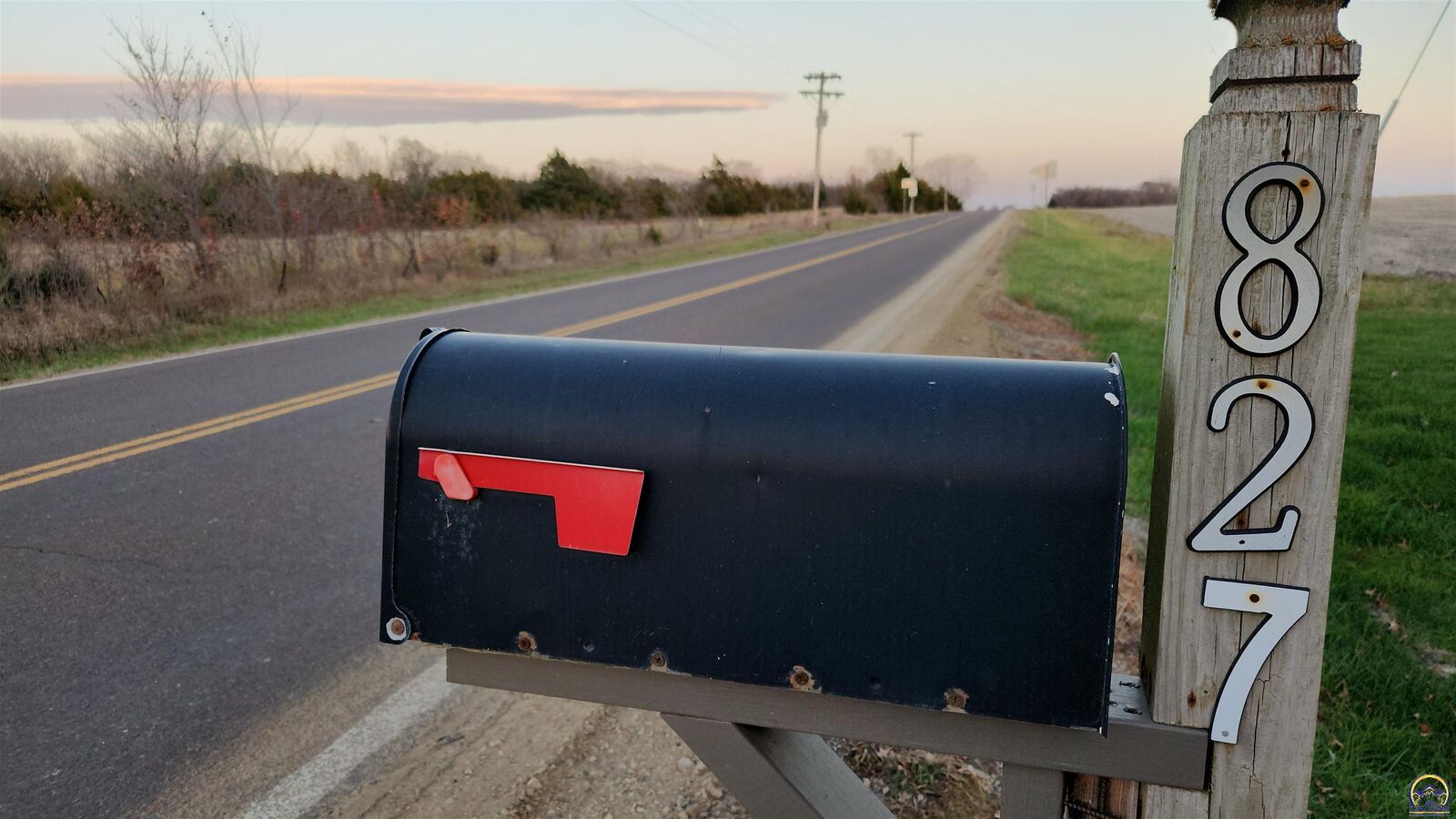 Property Photo:  827 Second St  KS 66552 