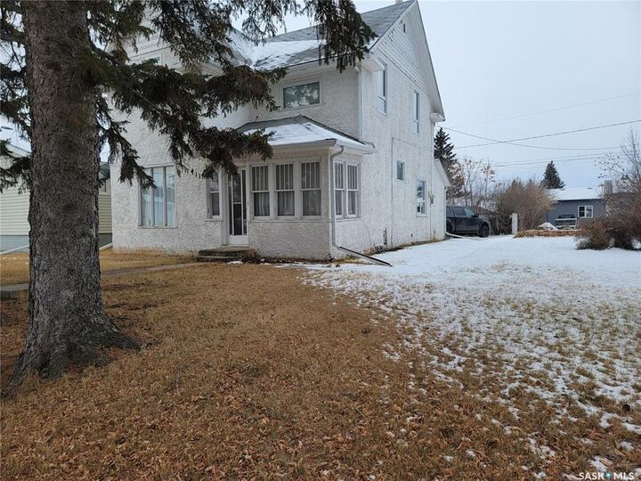 Property Photo:  411 1st Street W  SK S0K 4W0 