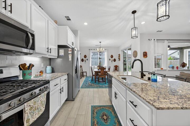 Property Photo: 2241 E Monte Verde Court CA 93292