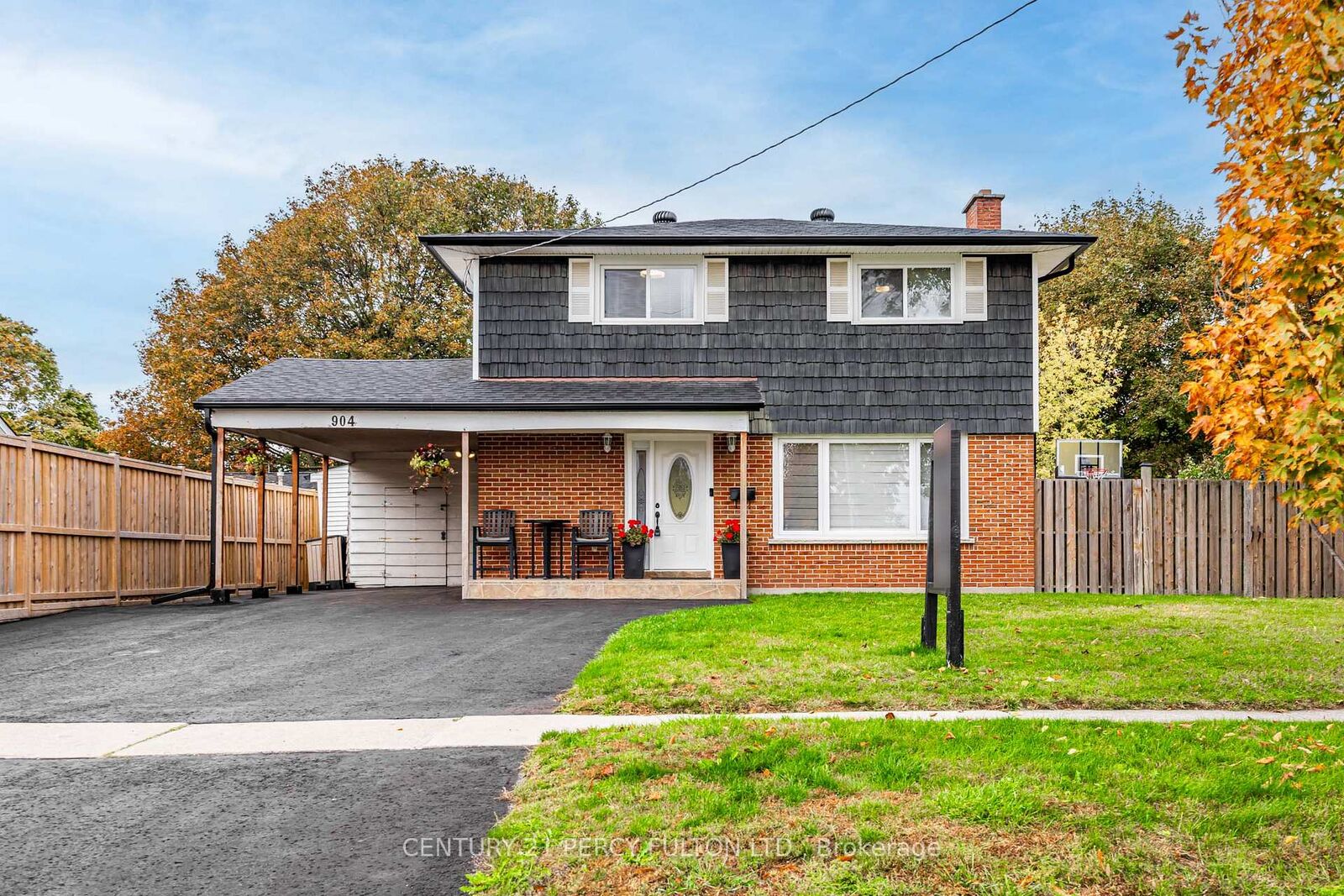 Property Photo:  904 Somerville Street  ON L1G 4J7 