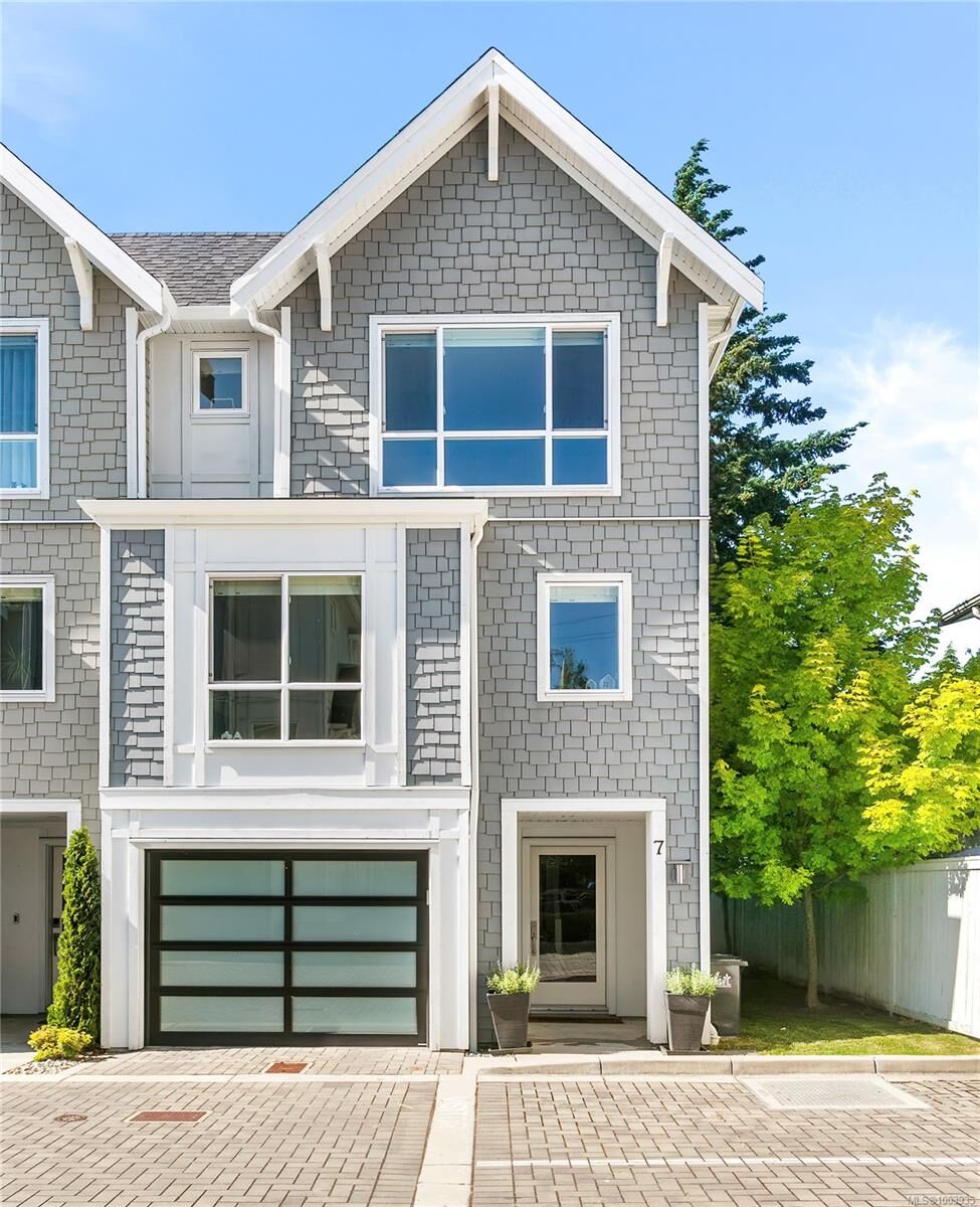 Property Photo:  1032 Cloverdale Ave 7  BC V8X 2T9 