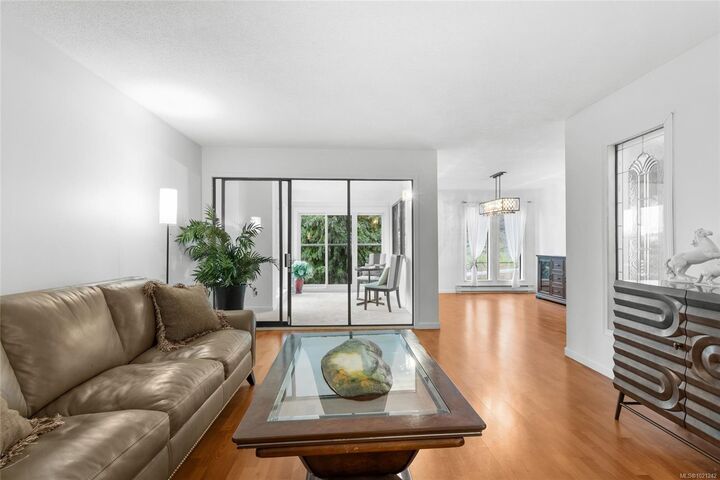 Property Photo:  1875 Lansdowne Rd 405  BC V8P 1A9 