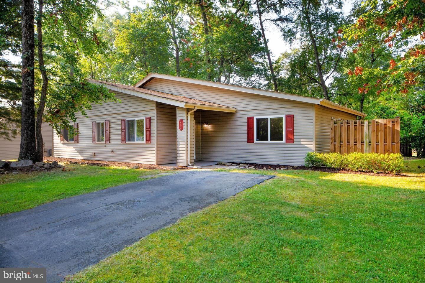 Property Photo:  1525 Hiddenbrook Drive  VA 20170 