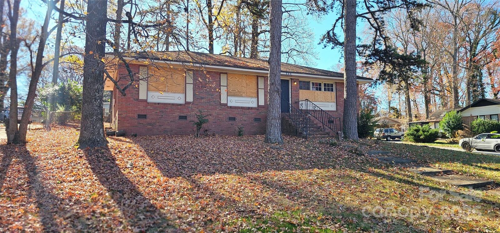 Property Photo:  553 Derrydowne Drive  NC 28213 